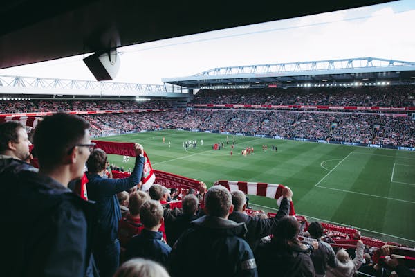 Liverpool tiến sát ngôi vương, MU lún sâu khủng hoảng​