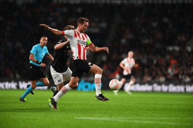 PSV Eindhoven vùi dập Fortuna Sittard 4-1, bám đuổi ngôi đầu